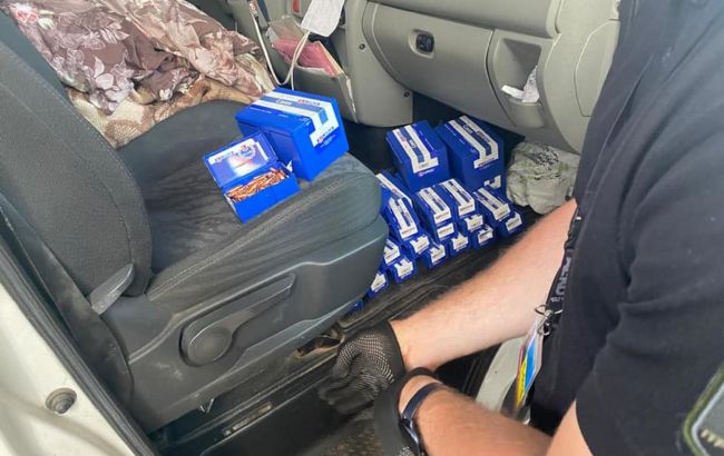 Телескопные дубинки и тысячи патронов: пограничники пресекли контрабанду оружия в Украину