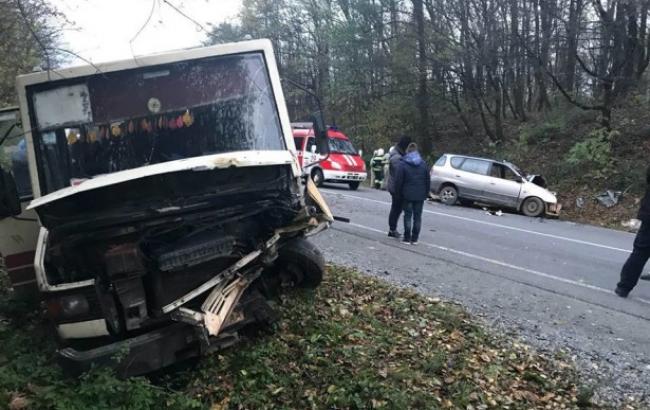 Во Львовской области легковой автомобиль столкнулся с автобусом