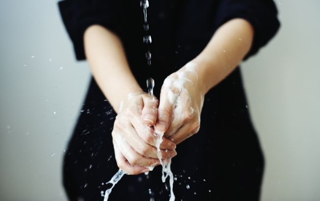 Руки могут стать переносчиком многих болезней: что нужно знать обязательно