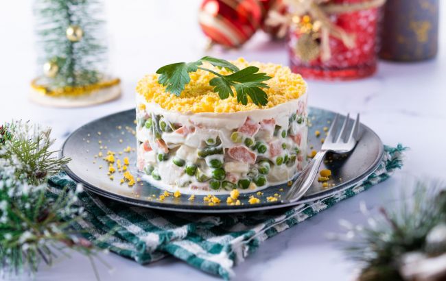 Оливье, "шуба" и не только: какие цены на новогодние салаты в магазинах и заведениях с доставкой