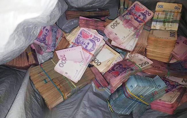 Суд Киева арестовал иностранцев, отобравших у местных жителей сумку с 3,5 млн гривен