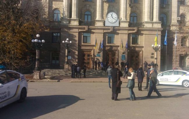 В горсовете Николаева произошли столкновения между полицией и активистами