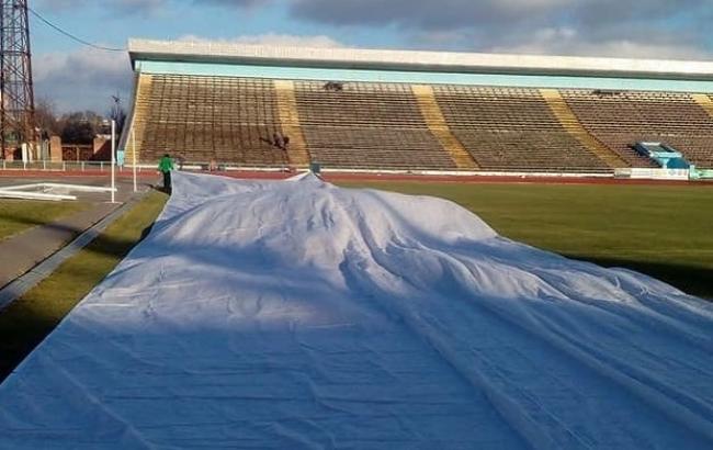 "Десна" упорядковує поле на стадіоні до матчу з "Динамо"