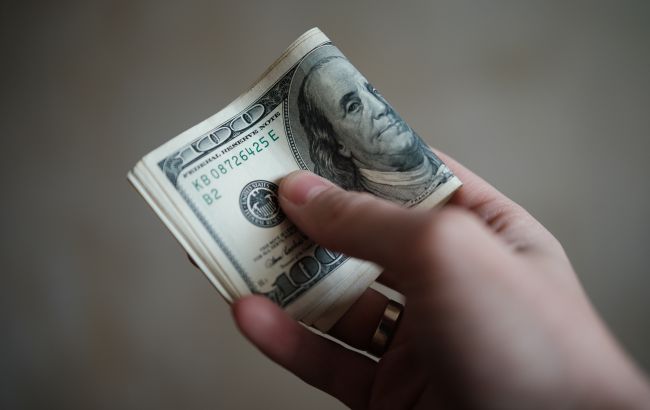 НБУ знижує курс долара шостий день поспіль