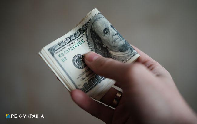 Долар б'є рекорди третій день поспіль