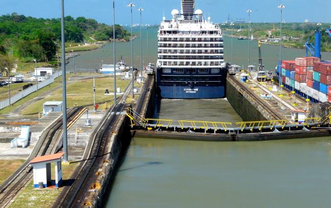 Китайский контейнеровоз врезался в стену Панамского канала