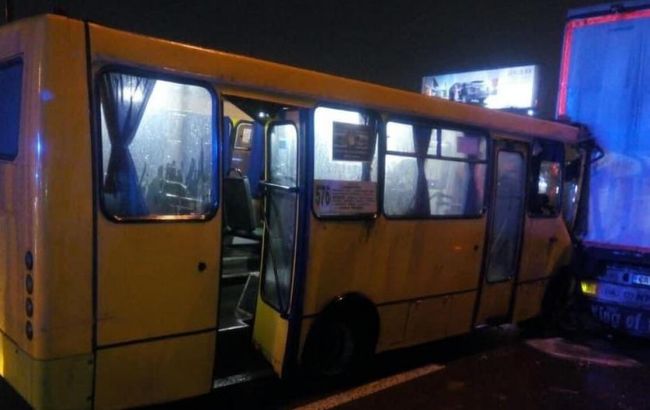 В Киеве маршрутка врезалась в грузовик
