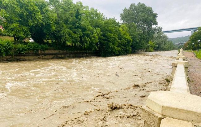 Сочи заливает водой. На улицах включили сирены, катамараны смывает в море