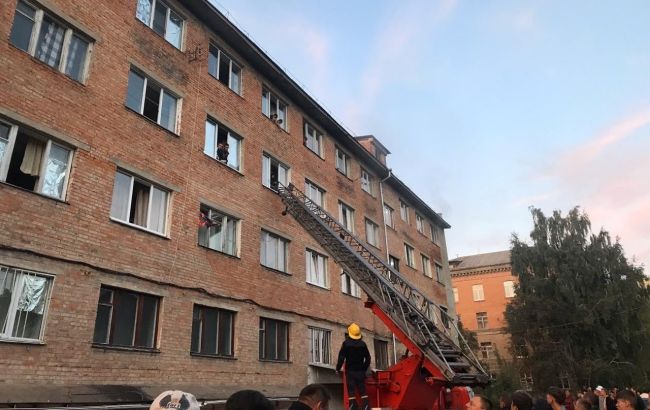В Умани горело общежитие университета. Жителей эвакуировали по лестницам