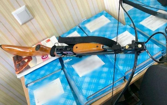 Полиция сообщила о подозрении девушке, которая ранила двух учителей из арбалета