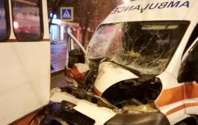 В Харькове в троллейбус врезалась машина скорой помощи