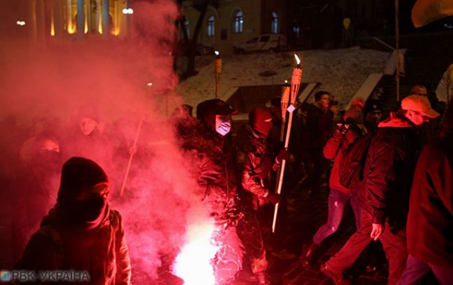 Возле здания МВД начались столкновения между митингующими и правоохранителями