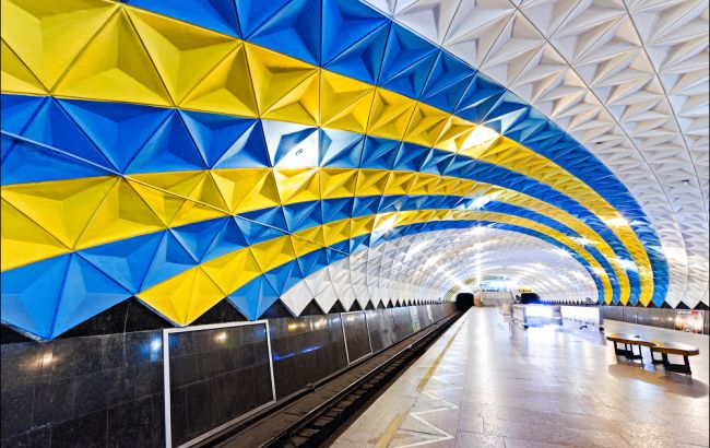 У Харкові в метро чоловік впав на колію