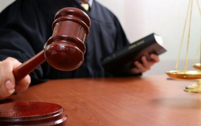 Подозреваемого в получении взятки члена Комиссии по азартным играм отстранили от должности