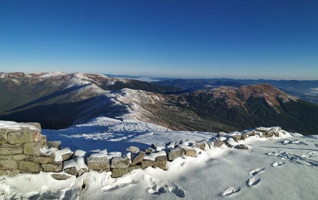 В Карпатах уже первые сугробы: красоту заснеженных гор показали на фото