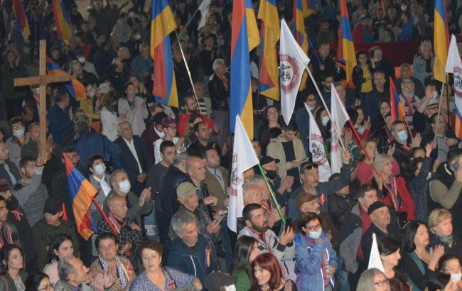 В столице Армении митингующие исполнили хит про Путина (видео)
