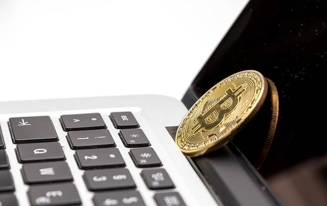 Курс биткоина при закрытии торгов почти достиг 9 000 долларов