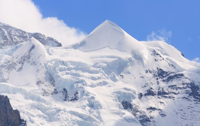 В швейцарских Альпах разбился туристический самолет
