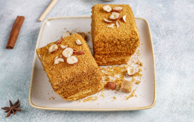 Печем медовик со сметанным кремом по рецепту наших бабушек: идеальный праздничный десерт