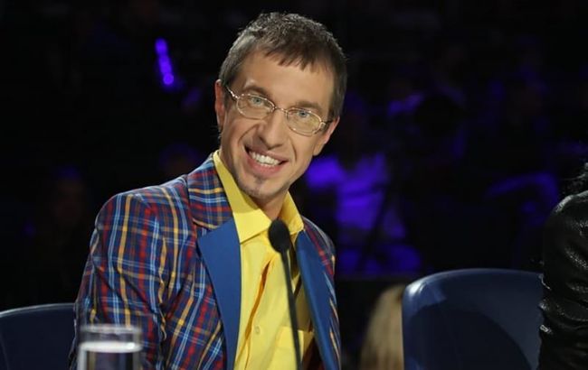Экс-судья Х-Фактора удивил квартирой, где живет с мамой: "румынская стенка" и пожухлые шторы