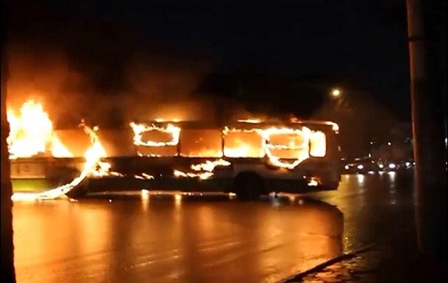 В Париже группа людей подожгла автобус, выкрикивая исламистские лозунги