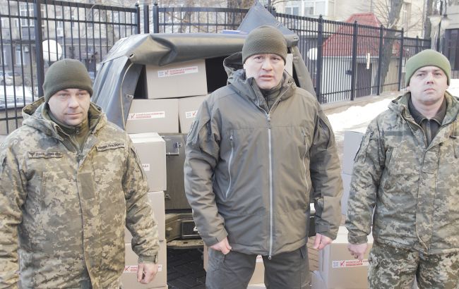 "Українська команда" передала десантникам понад тисячу обігрівчих наборів