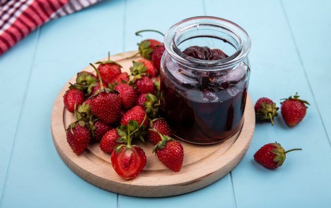 Тане у роті: рецепт смачного варення з цілої полуниці