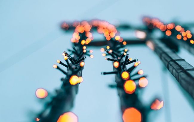 У Києві новорічну ялинку нарядили першими прикрасами