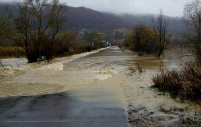 Непогода на Закарпатье: на 5 автодорогах перекрыто движение транспорта
