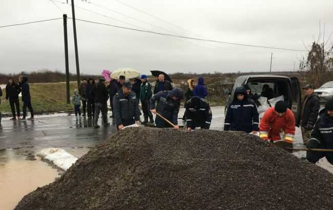 Негода в Україні: знеструмленими залишаються 50 населених пунктів