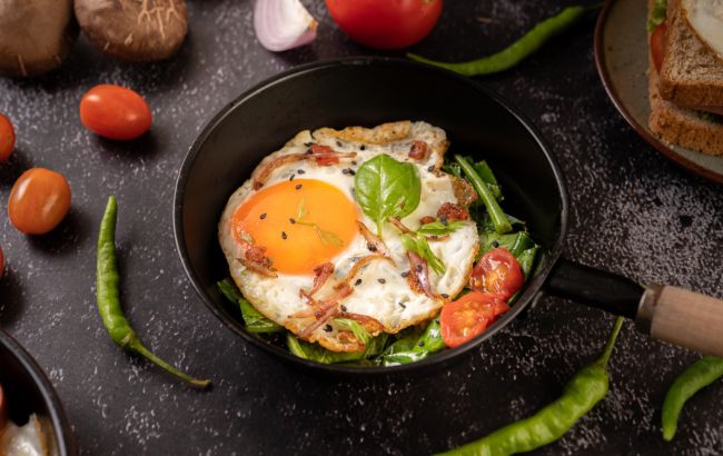 5 продуктов, которые можно добавить к яичнице, чтобы сделать ее еще вкуснее