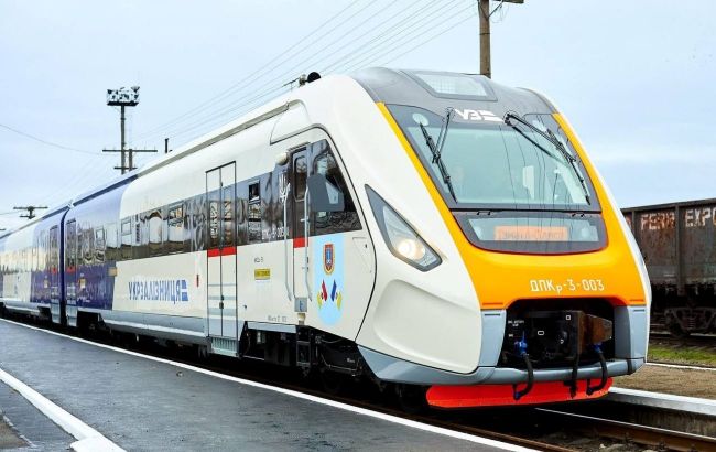 В Одессе забросали камнями новый поезд "Дунайский экспресс"