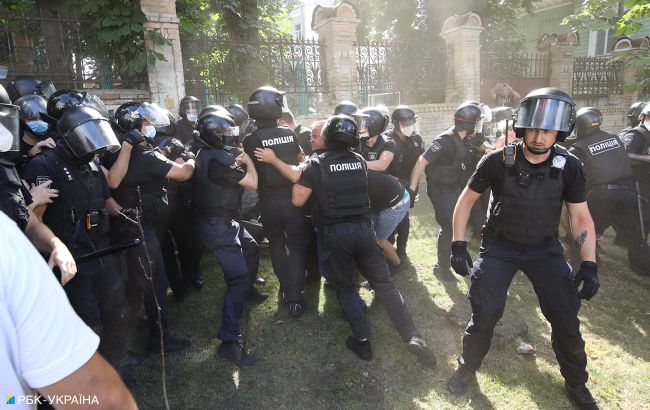 Двух участников беспорядков на Банковой задержали. Им грозит арест