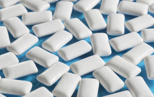 Чи склеює проковтнута жуйка шлунок? З'явилася остаточна відповідь