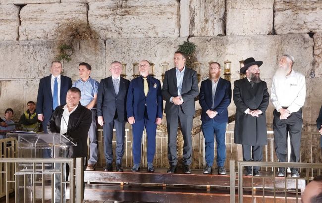 У Стены плача в Иерусалиме зажжение ханукальной свечи посвятили Украине