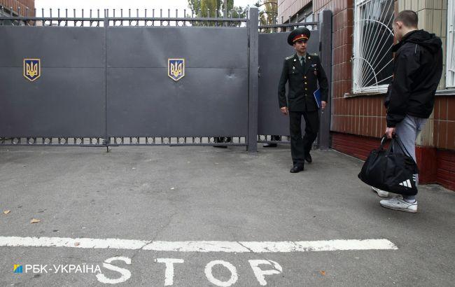 В Івано-Франківську суд дозволив хлопцеві не служити в армії через релігійні переконання