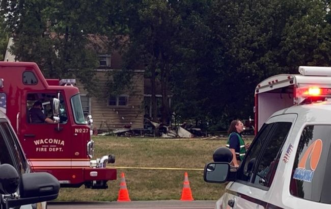 В США одномоторный самолет упал на жилой дом, есть погибшие