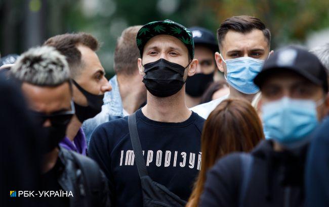 Когда в "красной" зоне маску на улице можно не носить: в Минздраве сделали уточнение