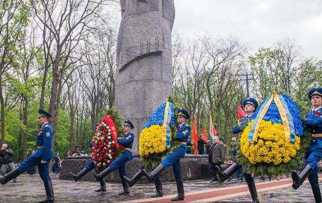 День Победы: в Харькове 9 мая возложили цветы к Мемориалу Славы