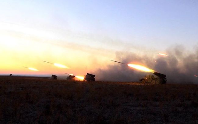 Боевики на Донбассе проводят учения с танками и артиллерией