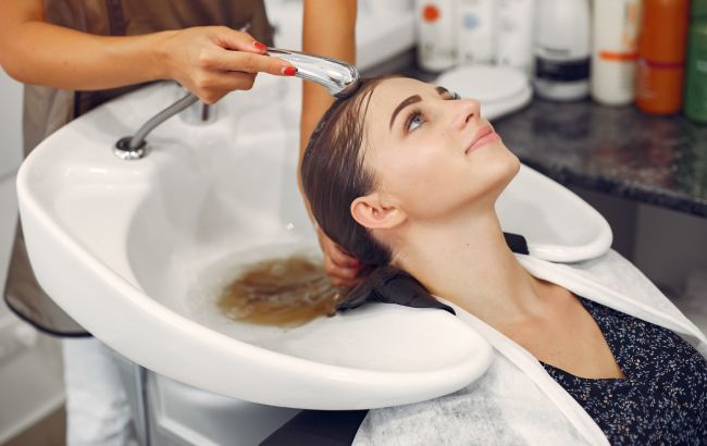 В салонах бум на нову процедуру для волосся: кому треба, а кому не можна її робити