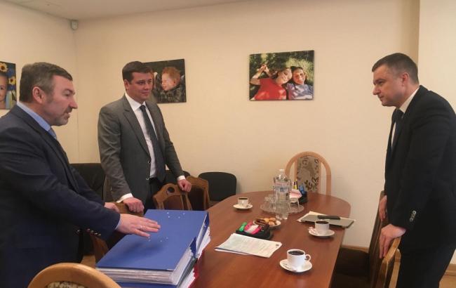 "Відродження" передало Кулебе подписи украинцев в поддержку законопроекта о соцзащите семей с детьми