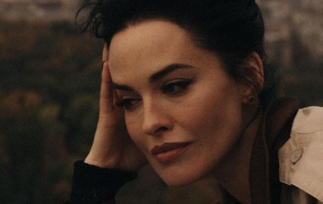 Звезда Playboy Астафьева показала, как чистит мешки картошки для украинцев (фото)