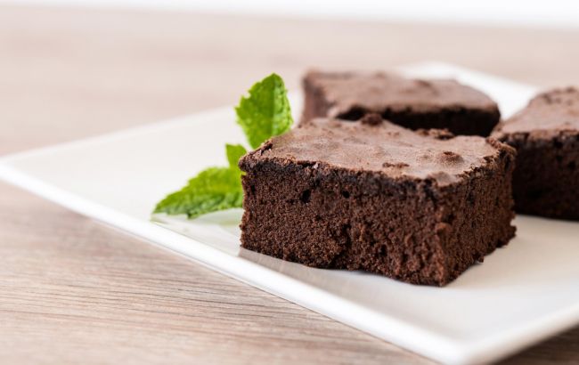 Яблучний брауні без борошна і цукру: рецепт ароматної випічки для чаю чи кави