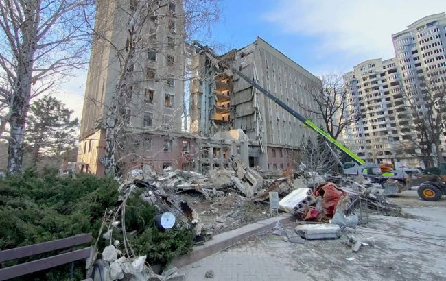 Число жертв обстрела Николаевской ОГА возросло до 33