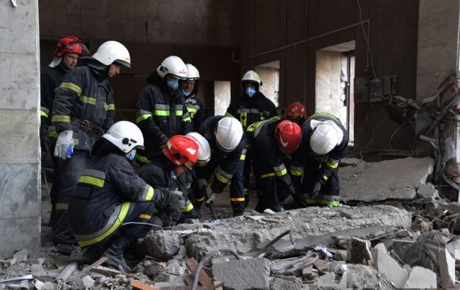 Число жертв обстрела Николаевской ОГА возросло до 28