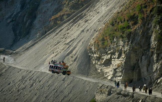 В Пакистане автобус сорвался с обрыва: погибли 24 человека