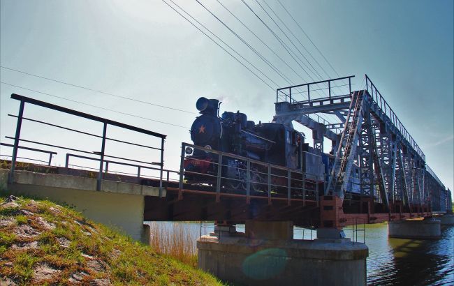 Пейзажи и история. Переселенцев в Украине перевозит самая длинная узкоколейка в Европе