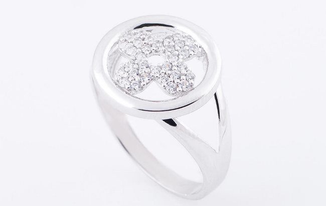 Почему кольцо из белого золота пожелтело