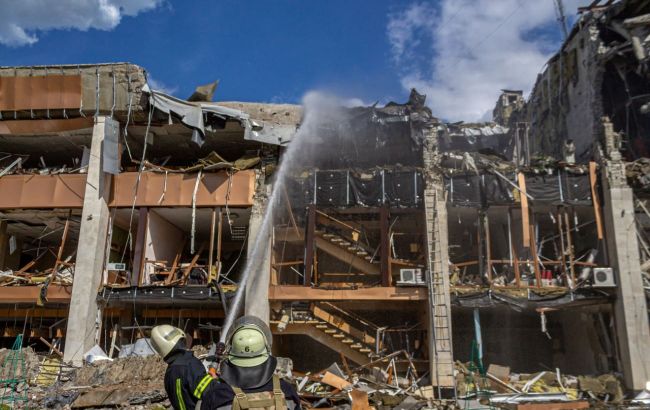 Из-за обстрелов в Харькове загорелся рынок. Пожар тушили несколько часов